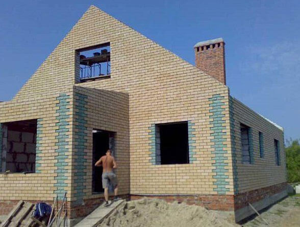 фронтон из блоков двухскатной крыши