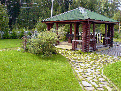 Беседка с четырехскатной крышей